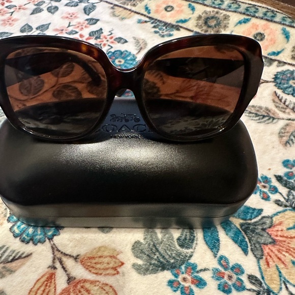 Coach Zoey Heart Sunglasses in EUC - Picture 1 of 14